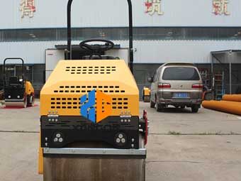 座駕壓路機(jī)“身材小，能量大”