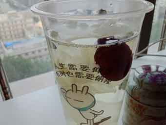 炎炎夏日到來(lái)，一杯銀耳紅棗美如詩(shī)！